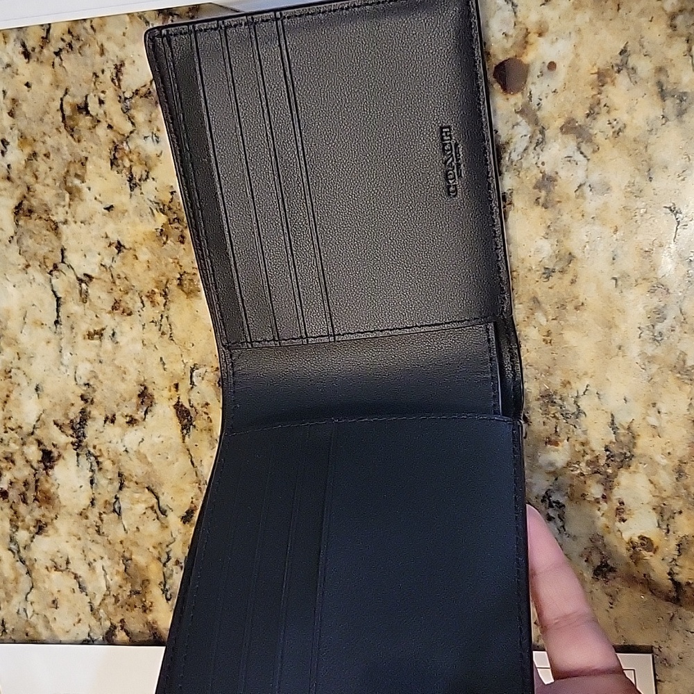 New coach wallet - Picture 2 of 4